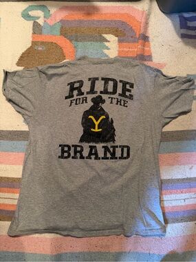 Yellowstone Rip graphic Paramount Mens XL T-shirt grayTV series